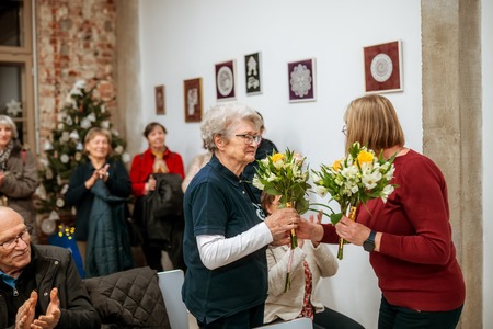 Klekljane čipke Rezke Kordež in Sekcije Lipa Ravne pri Društvu klekljaric Koroške  odprtje občasne razstave (13)